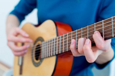 Gitar çalan kadın