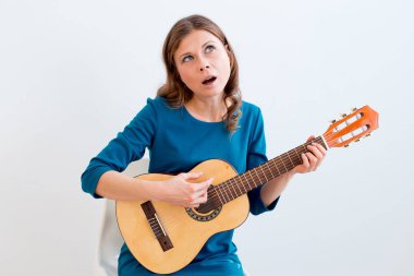 Gitar çalan kadın