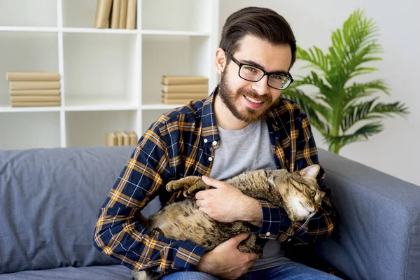 Homme Avec Un Chat Famille Interieur Stock Photo