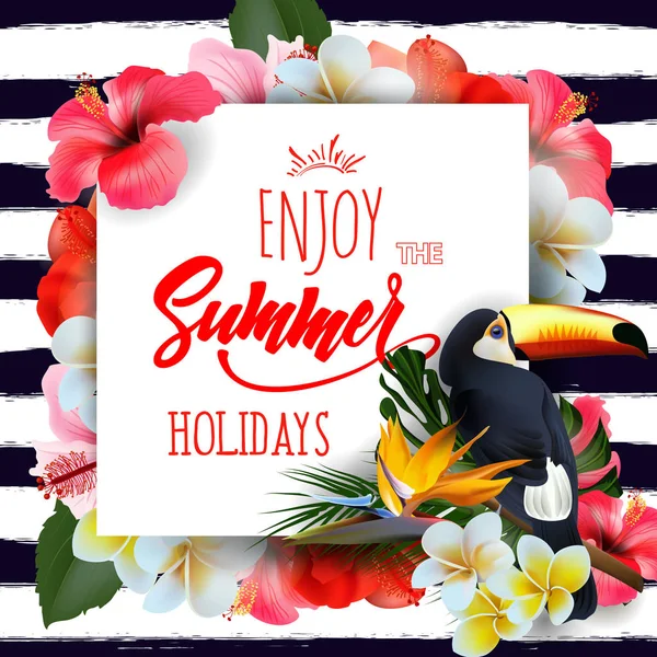 Sommerurlaub Hintergrund mit tropischen Blumen und einem Tukan. Schriftzug genießen Sommerferien Vorlagenvektor. — Stockvektor