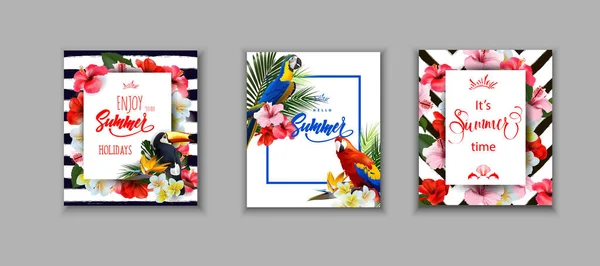 Conjunto de tarjetas de verano, cubre los fondos de vacaciones de verano con flores tropicales y un tucán y coloridos loros tropicales. Lettering Disfrutar de vacaciones de verano Plantilla Vector — Vector de stock