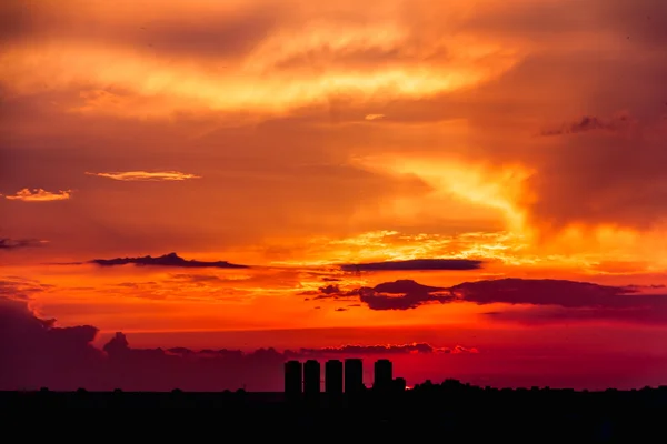 Stadtlandschaft bei Sonnenuntergang. — Stockfoto