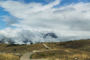 Kasvetli bulutlu kırsalda yaz yolu