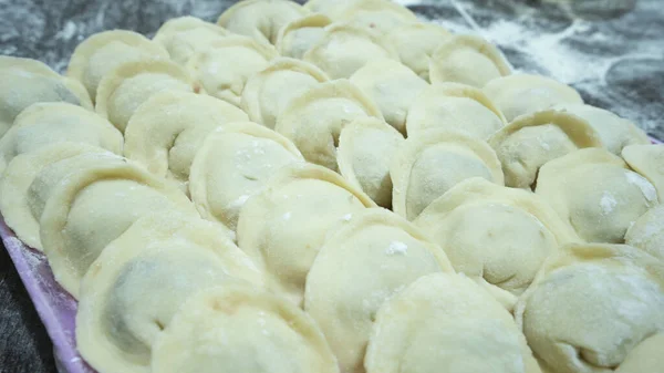 Vleesknoedels - Russische pelmeni op houten ondergrond — Stockfoto