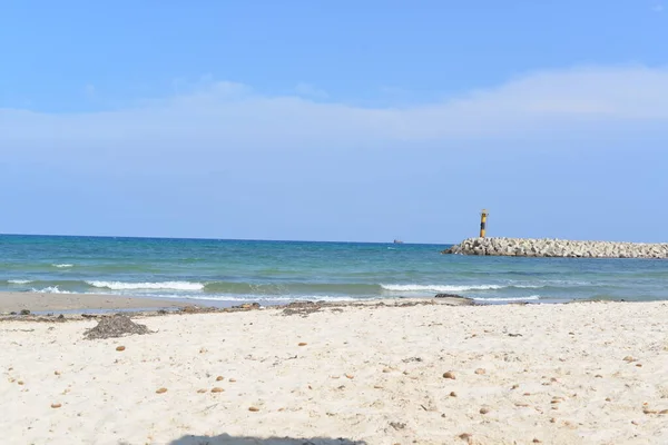 Praia de areia vazia e casa de luz em Tunis — Fotografia de Stock