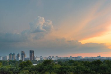 Moskova şehir manzarası kırmızı gün batımında