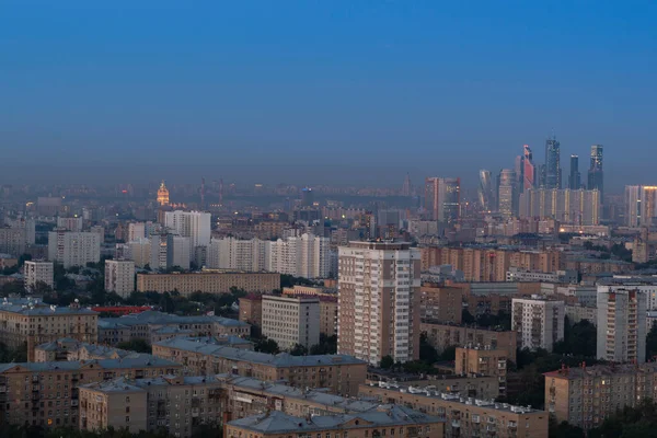Moscú paisaje de la ciudad panorama al amanecer rojo — Foto de Stock