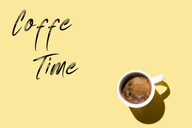 Sarı arka planda kahve, kahve fincanları, düz yatak.