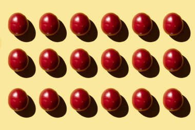 Sarı arkaplanda kırmızı domates.