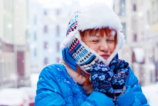 年轻的红头发的女孩在雪中。汉明码的第一场雪的女孩. — 图库照片