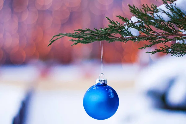 Juguete de Navidad en una rama de un árbol de Navidad en la nieve horizontal — Foto de Stock