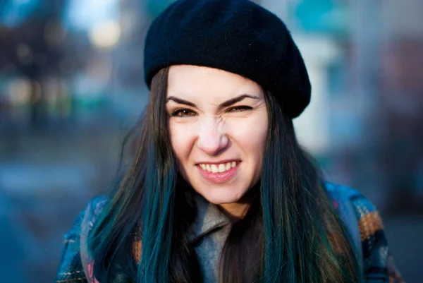 Ung flicka med blått hår i en basker — Stockfoto