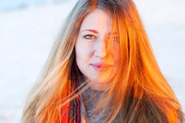 Genç kız günbatımı ışık. Uzun saç gülümseyen kadın. Romantik bir ışık bir genç kızın yüzü.