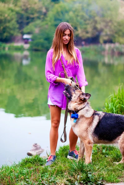 Belle fille avec un berger près du lac . — Photo