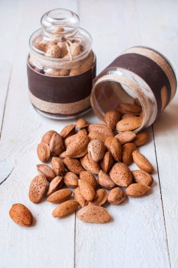 Kabuklu badem ahşap bir masa üzerinde