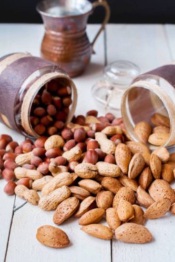 Üç çeşit fındık, fıstık badem ve fındık karışımı.