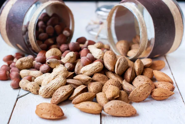 Üç çeşit fındık, fıstık badem ve fındık karışımı.