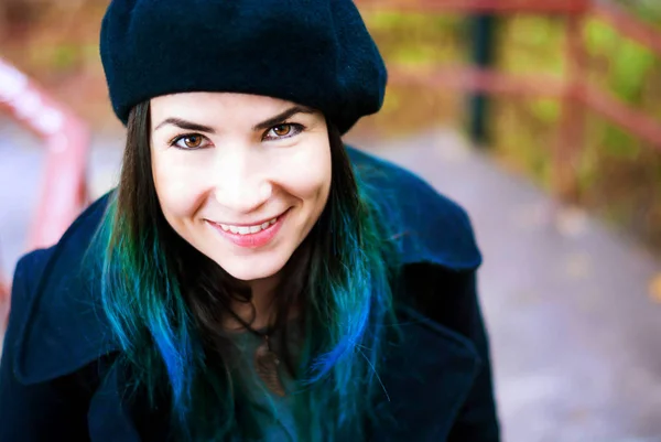 Glad vacker flicka i svart basker. Kvinna med blått hår. — Stockfoto