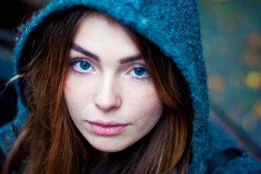 Kapüşonlu mavi gözlü sakin kız.