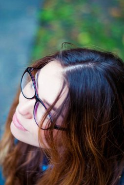 Gözlüklü mavi gözlü hüzünlü güzel kız.