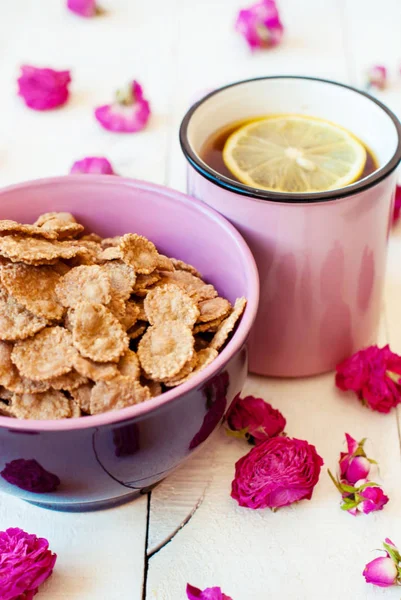 Colazione romantica con cereali e tè con limone e rose secche — Foto Stock