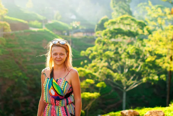 Красивая рыжая девушка с бритыми храмами смеется от счастья на фоне гор — стоковое фото