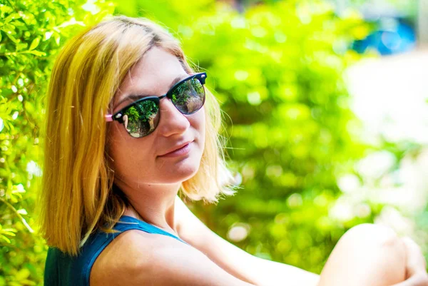 Красивая девушка с светлыми волосами в солнечных очках — стоковое фото