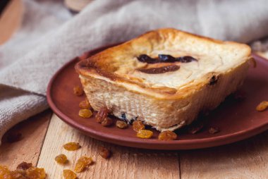 Süzme peynir güveç incir ve kuru üzüm ve bir bardak süt ile fırında pişirdim. Bir bardak süt ile kahvaltıda peynirli kek.