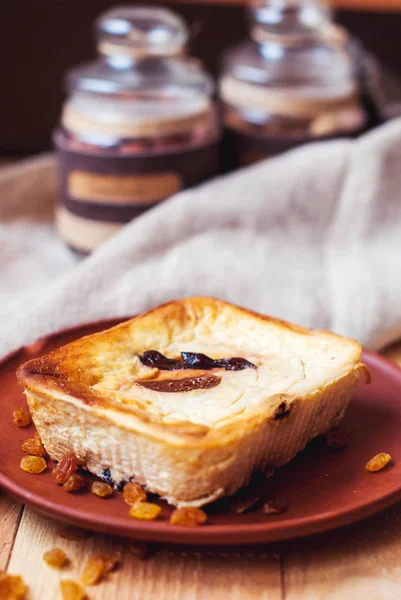 Cazuela de requesón al horno con higos y pasas y un vaso de leche. Tarta de queso para el desayuno con un vaso de leche . — Foto de Stock