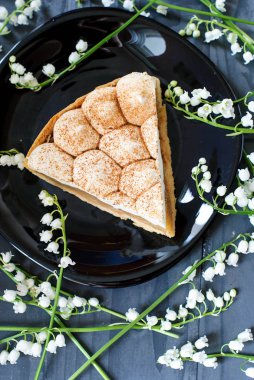 Kremalı elmalı turta. Pasta elma beze karanlık bir arka plan ile. Elmalı turta ve lily vadi.