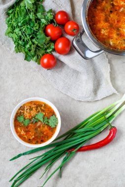 Lavaş ile Gürcü çorbası kharcho. Gürcü harcho Ulusal tabak. Kişniş ve ahşap bir masa üzerinde sebze çorbası kharcho.