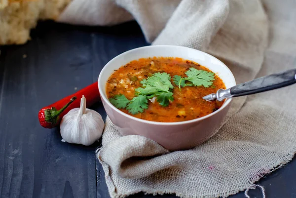 Georgische Suppe kharcho mit lavash. Nationalgericht georgischer harcho. Suppe kharcho mit Koriander und Gemüse auf einem Holztisch. — Stockfoto