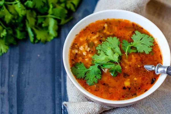 Georgische Suppe kharcho mit lavash. Nationalgericht georgischer harcho. Suppe kharcho mit Koriander und Gemüse auf einem Holztisch. — Stockfoto