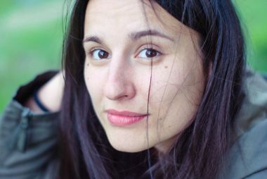 Güzel bir kız makyaj siyah gözlü ve çiller ile saç olmadan yüz.