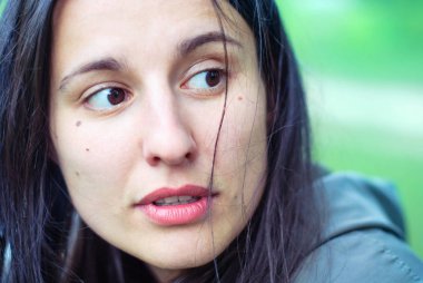 Güzel bir kız makyaj siyah gözlü ve çiller ile saç olmadan yüz.