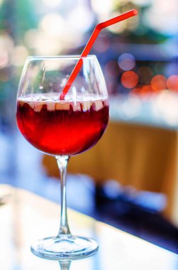 İspanyolca adet meyve ve baharat ile bir bardak soğuk sangria içki şarap.