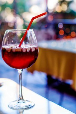 İspanyolca bir bardak meyve parçaları ile soğuk sangria içki şarap