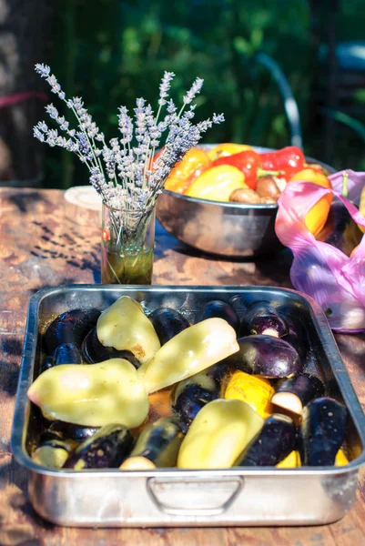 Laitue marinée et aubergines grillées sur la table d'une maison de campagne et un bouquet de lavande . — Photo