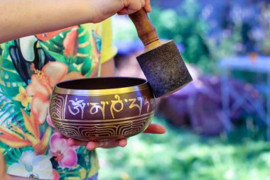 Tibet şarkı kase Budist mantra ile el mans