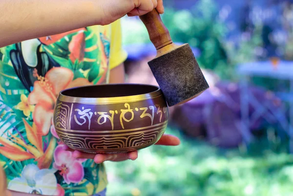 Tibet şarkı kase Budist mantra ile el mans