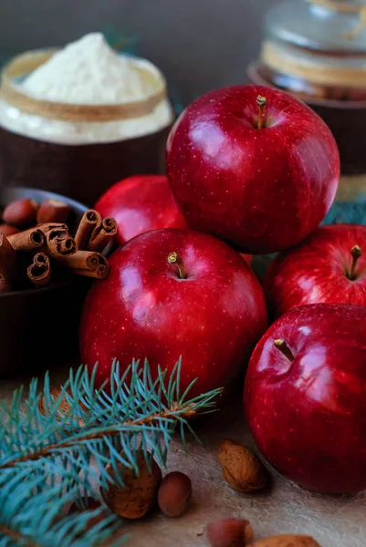 Pommes rouges pour un gâteau de Noël avec farine de noix et œufs dans des branches d'épinette de cannelle . — Photo