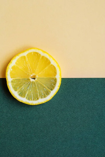 A bright circle of lemon on a yellow-green background. — Stock Photo, Image