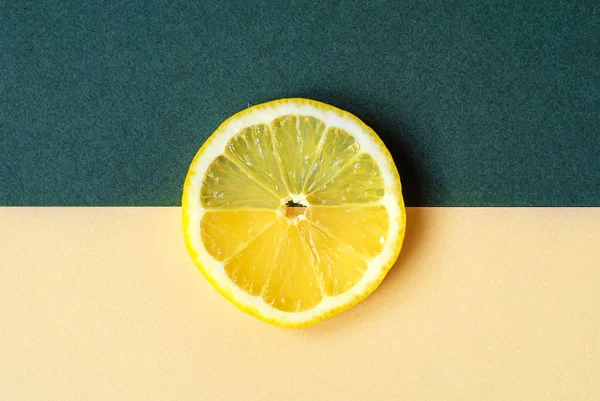 A bright circle of lemon on a yellow-green background. — Stock Photo, Image