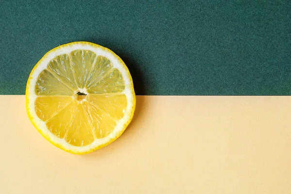 A bright circle of lemon on a yellow-green background. — Stock Photo, Image