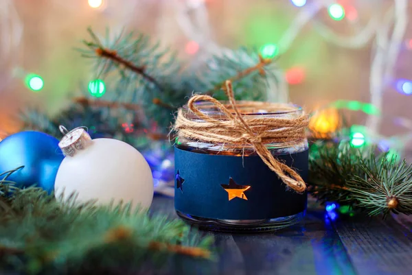 Vela de Año Nuevo con guirnaldas luminosas y juguetes de árbol de Navidad para el fondo . — Foto de Stock