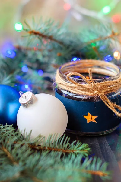 Vela de Año Nuevo con guirnaldas luminosas y juguetes de árbol de Navidad para el fondo . — Foto de Stock