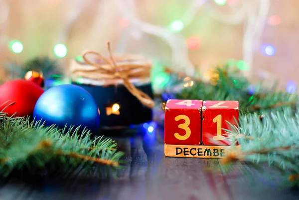 Новогодняя открытка с календарем, свечами, рождественскими игрушками и гирляндами — стоковое фото