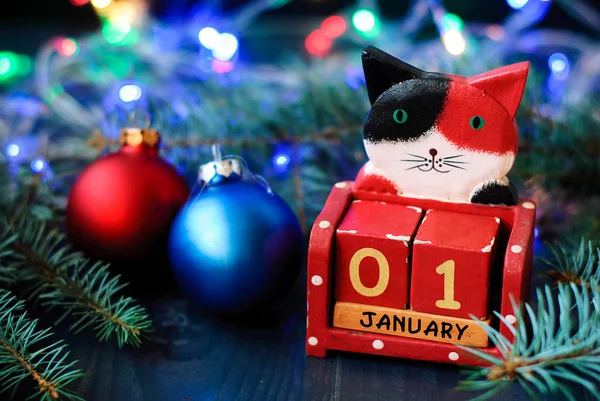 Calendrier du Nouvel An avec la date dans les branches d'arbre de Noël, guirlandes et jouets du Nouvel An 1 janvier Image En Vente