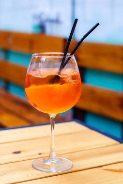 aperol spritz ahşap bir masaya kokteyl bardak