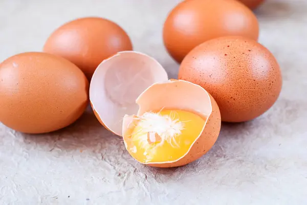 Sadece kahverengi tavuk yumurtası ve bir kırık yumurta yumurta sarısı ile